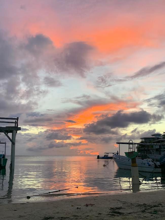 Seabreeze Inn West End Bagian luar foto